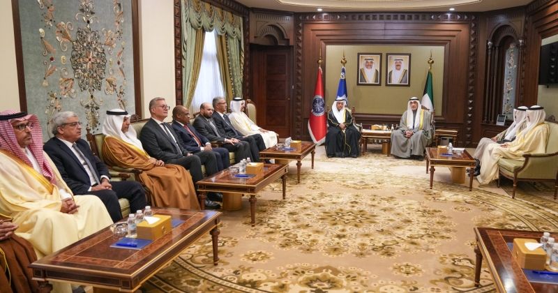 رئيس الوزراء بالإنابة يبحث مع وزراء وممثلي وزارات النفط في الدول الأعضاء بالمنظمة العربية للطاقة سبل تعزيز التعاون