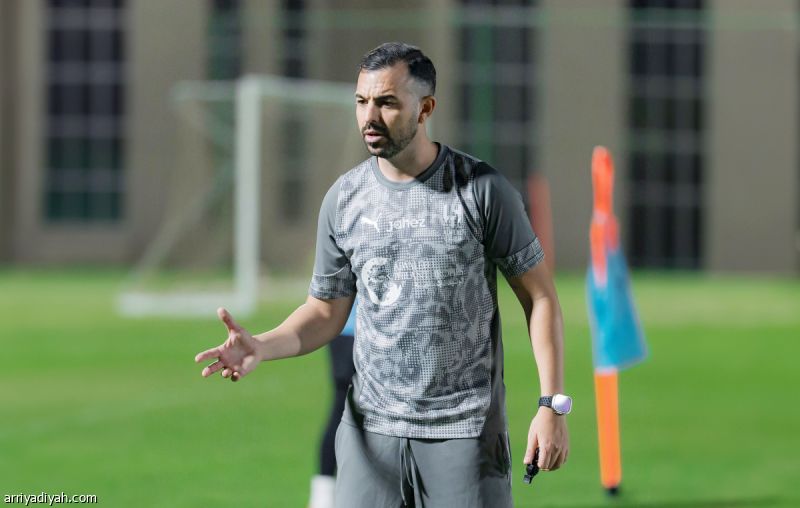 الهلال ينهي عقد مدرب السيدات