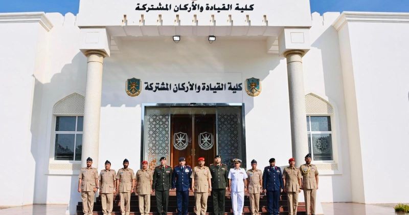 وفد كلية «مبارك العبدالله» يزور كلية القيادة والأركان العمانية لتعزيز التعاون وتبادل الخبرات