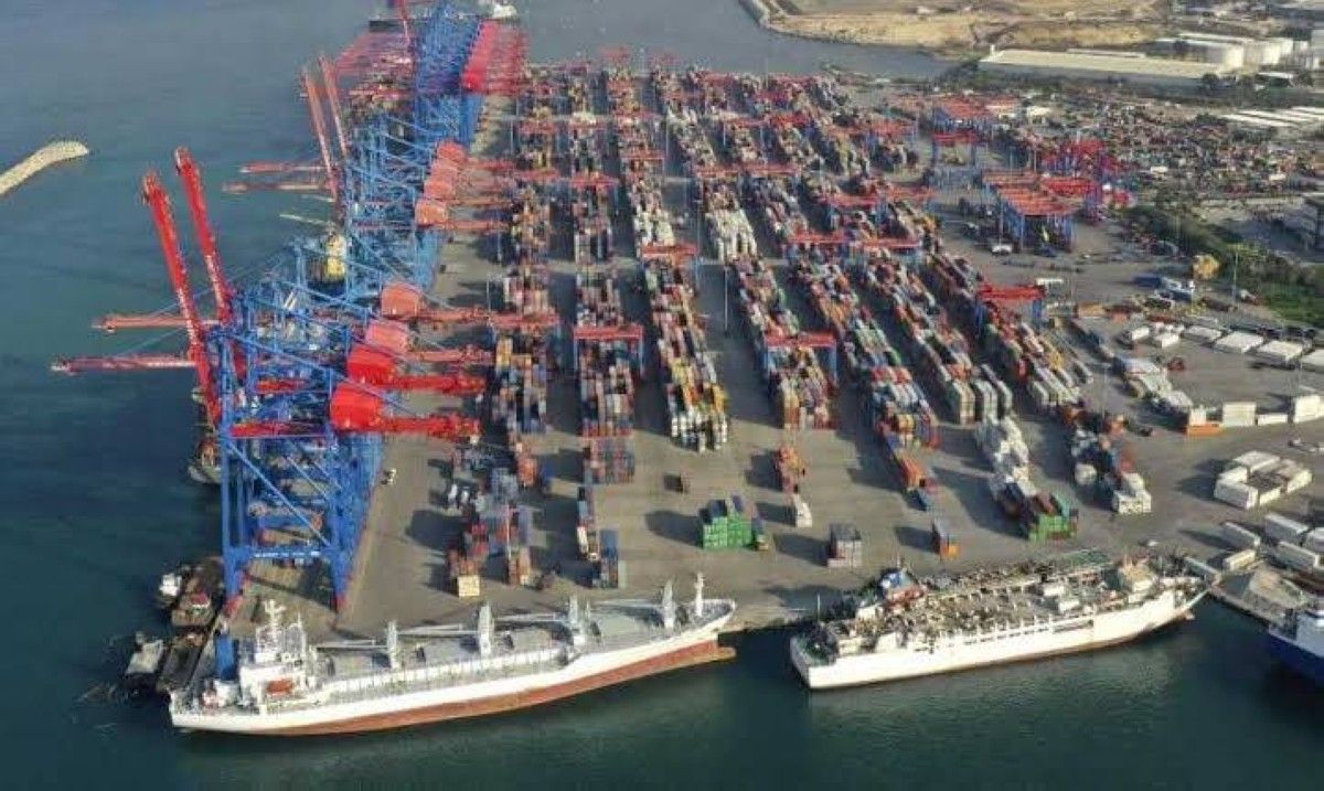مرفأ بيروت يسجل أعلى معدل مناولة في تاريخه بـ 12 ألفاً و800 حاوية في 24 ساعة