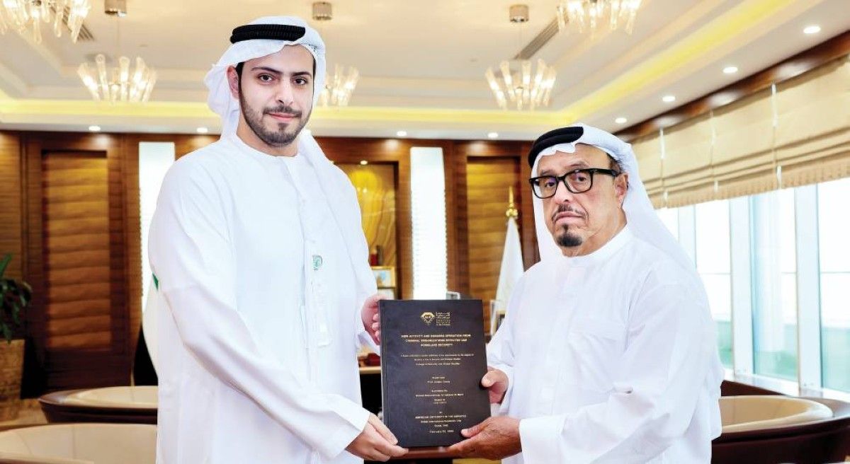 ضاحي خلفان يتسلم رسالة ماجستير حول الأمن