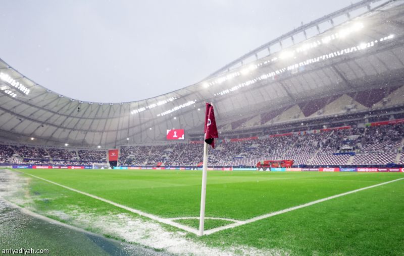 الحكم يوقف مباراة الأخضر والإمارات