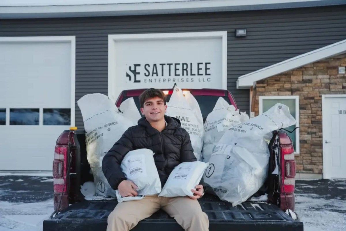 عمره 18 عاماً ودخله 300 ألف دولار شهرياً.. كيف غيّرت طابعة حياته؟