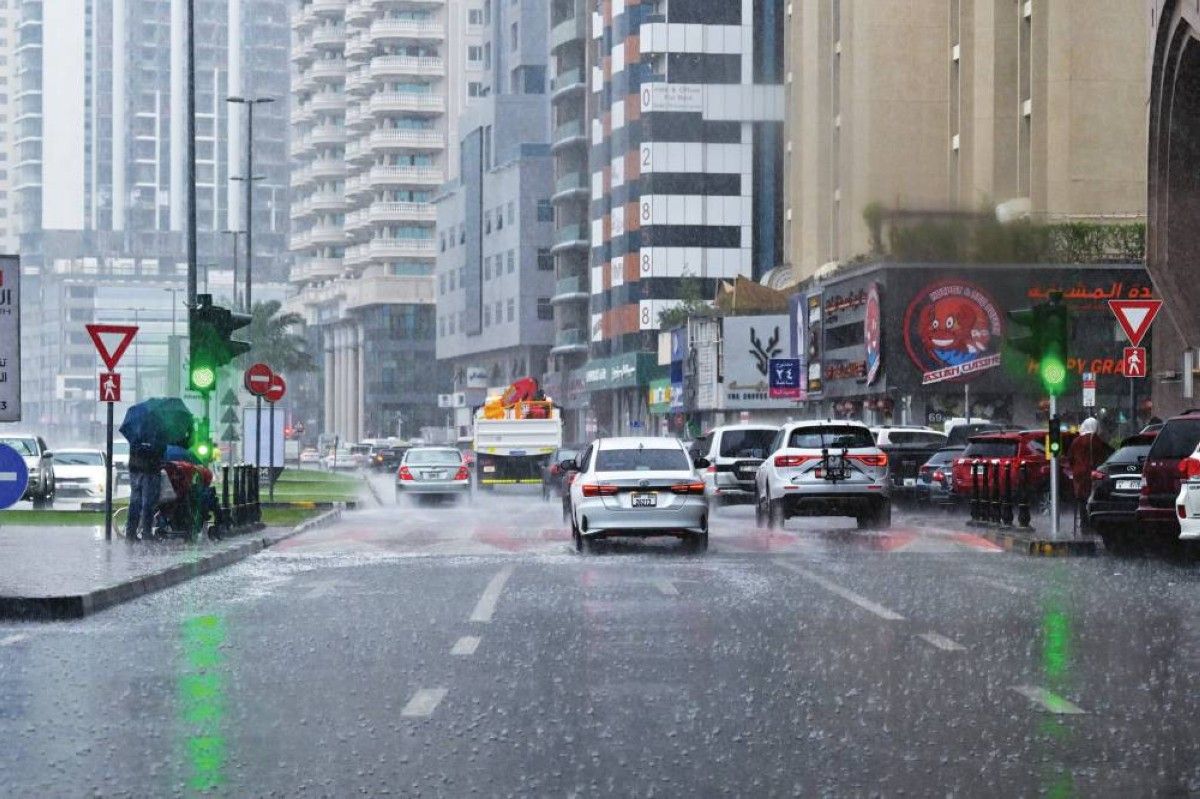 أمطار غزيرة على الإمارات.. وخطط استباقية للتعامل مع مستجدات الحالة الجوية