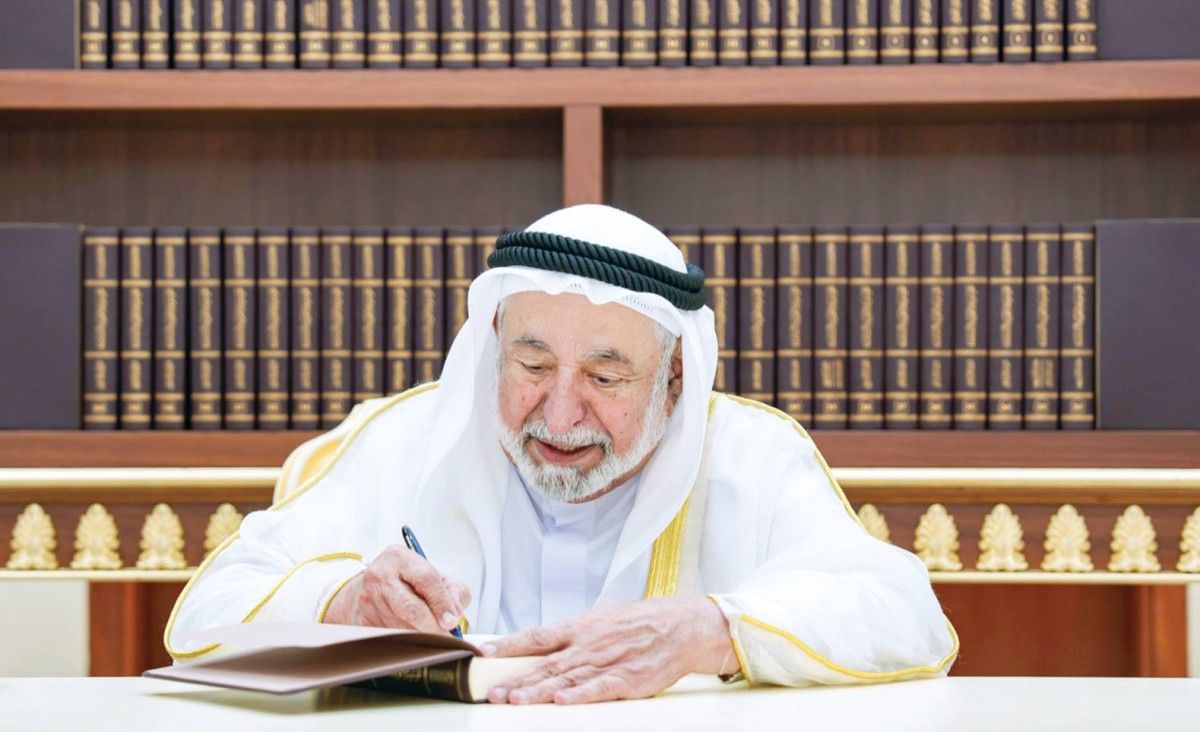 حاكم الشارقة يوقّع أول نسخة من المرحلة الأولى لـ«الموسوعة العربية الشاملة للعلوم»