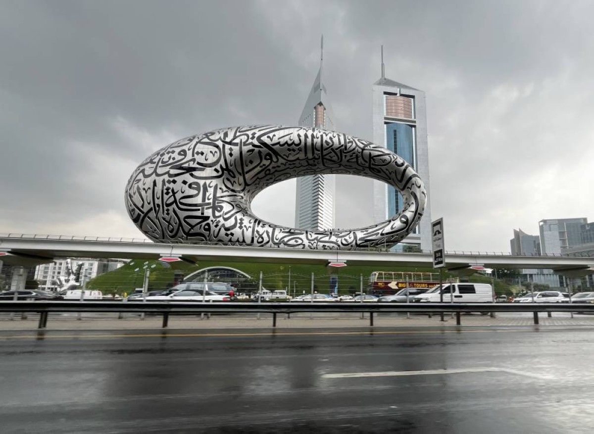 أمطار غزيرة على الإمارات.. وخطط استباقية للتعامل مع مستجدات الحالة الجوية