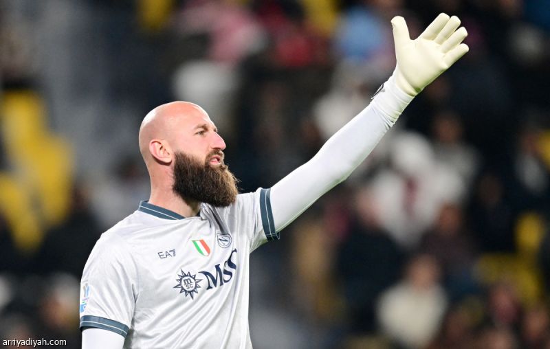 من مدرجات «الأول بارك».. نجم الهلال يراقب حارس نابولي