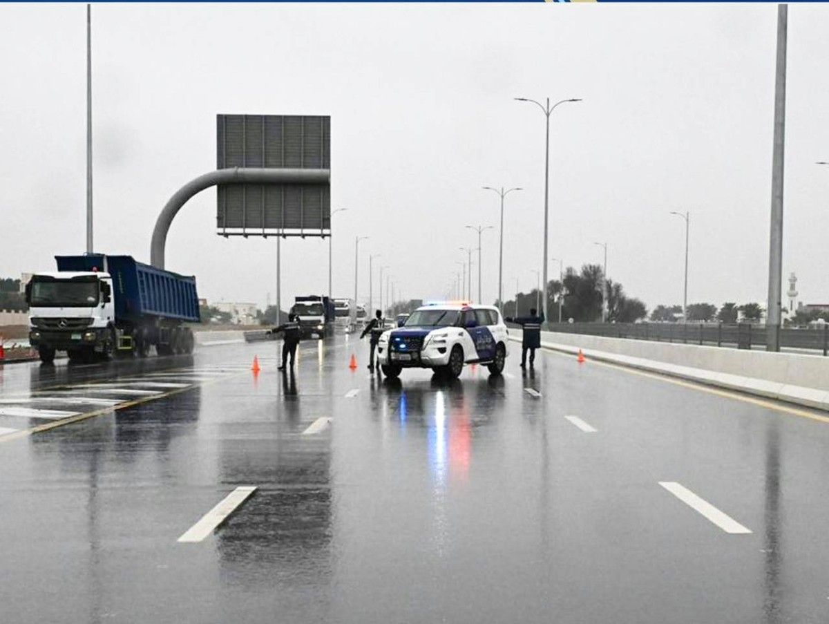 الإمارات تعبر آثار الحالة الجوية بخطة طوارئ فعالة