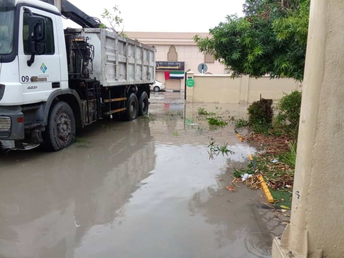 الإمارات تعبر آثار الحالة الجوية بخطة طوارئ فعالة