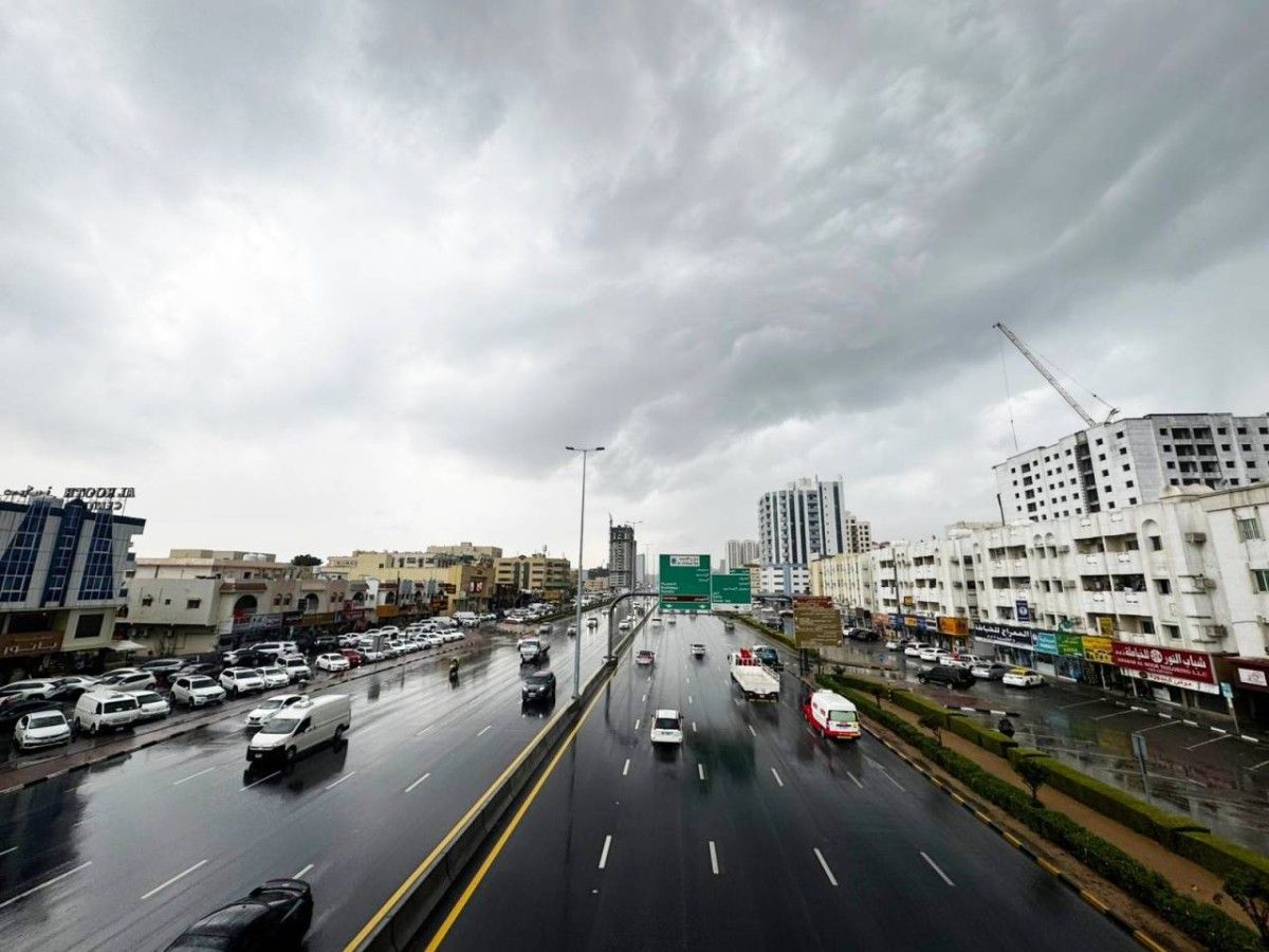 الإمارات تعبر آثار الحالة الجوية بخطة طوارئ فعالة