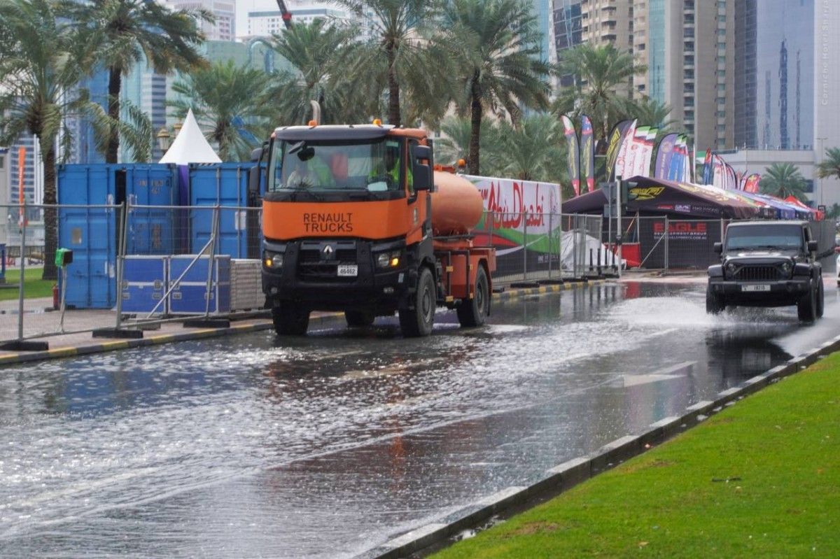 الإمارات تعبر آثار الحالة الجوية بخطة طوارئ فعالة