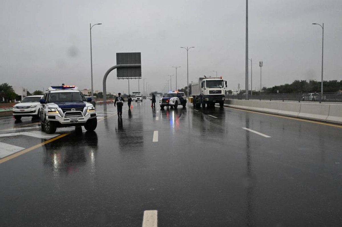 جهود مكثفة نفذتها شرطة أبوظبي لتعزيز انسيابية السير خلال التقلبات الجوية