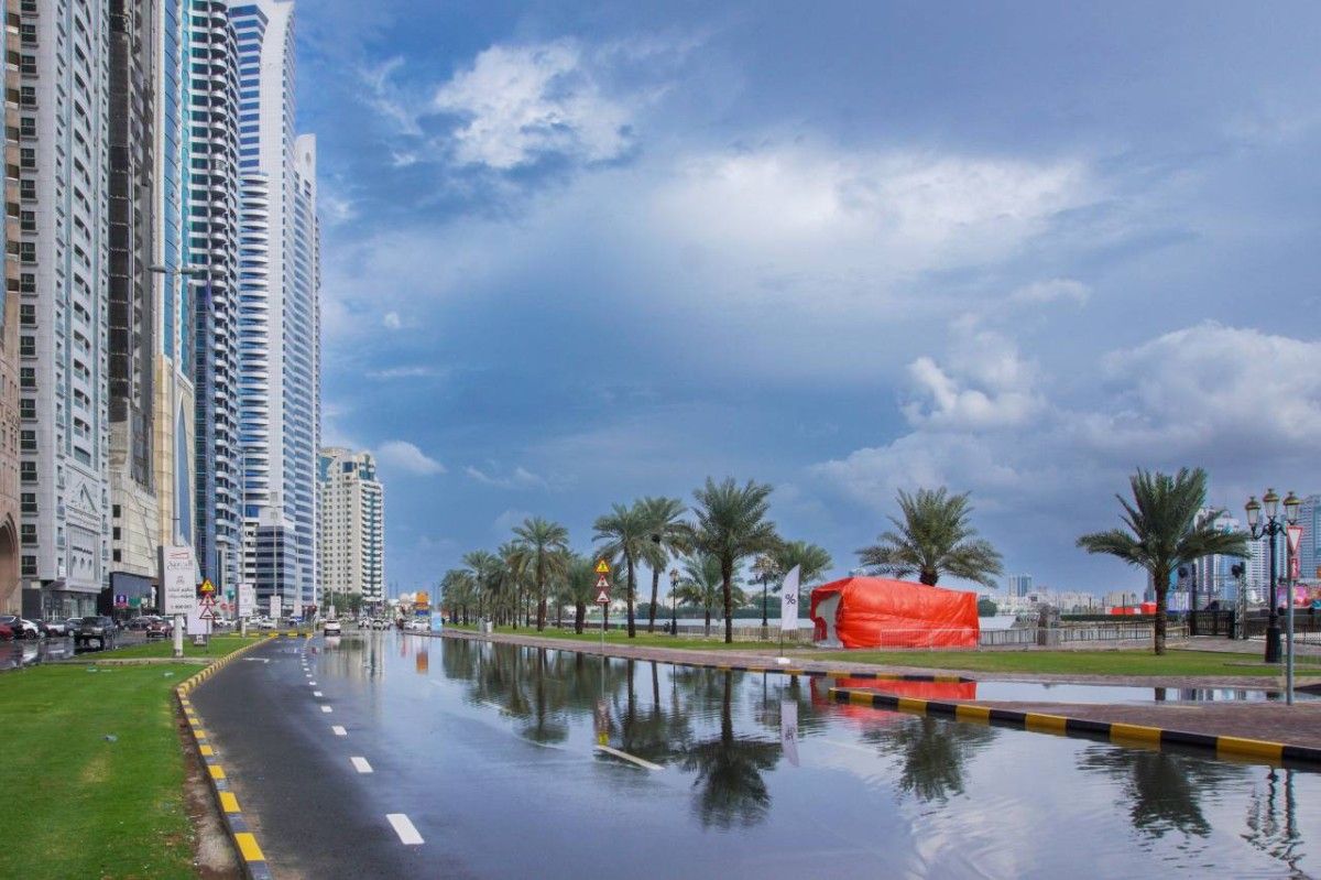 الإمارات تعبر آثار الحالة الجوية بخطة طوارئ فعالة