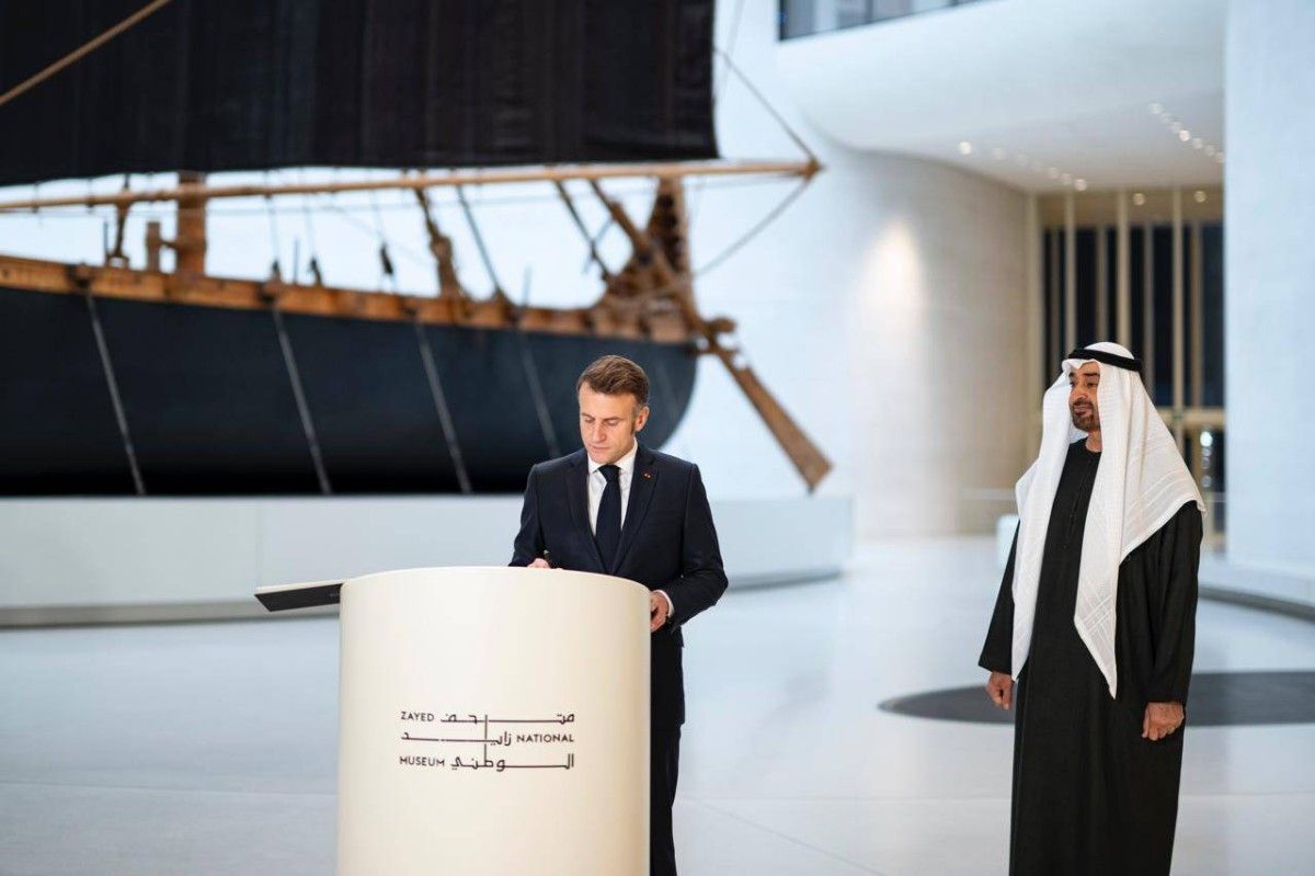 محمد بن زايد يستقبل الرئيس الفرنسي الذي يقوم بزيارة عمل إلى الإمارات