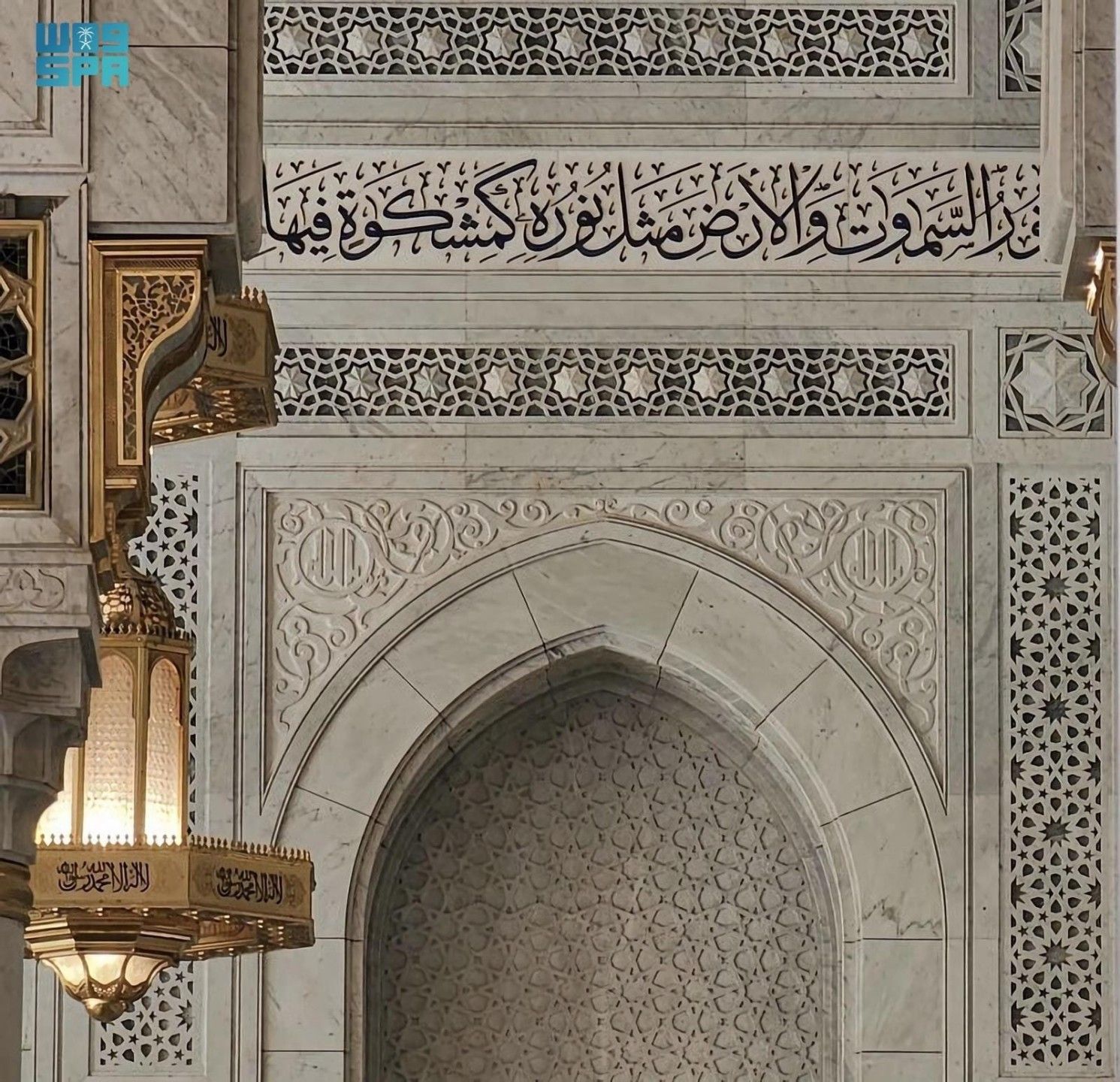 شاهد بالصور.. الخط العربي في المسجد الحرام لوحة إيمانية تزاوج بين قدسية المكان وجمال البيان