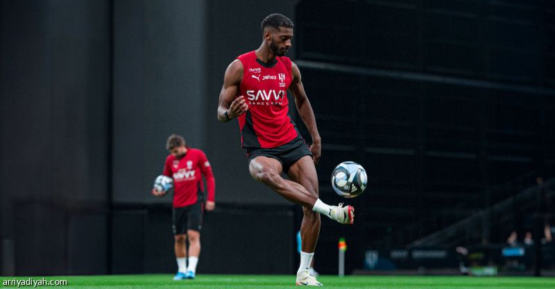 رديف يعلق عرض الهلال