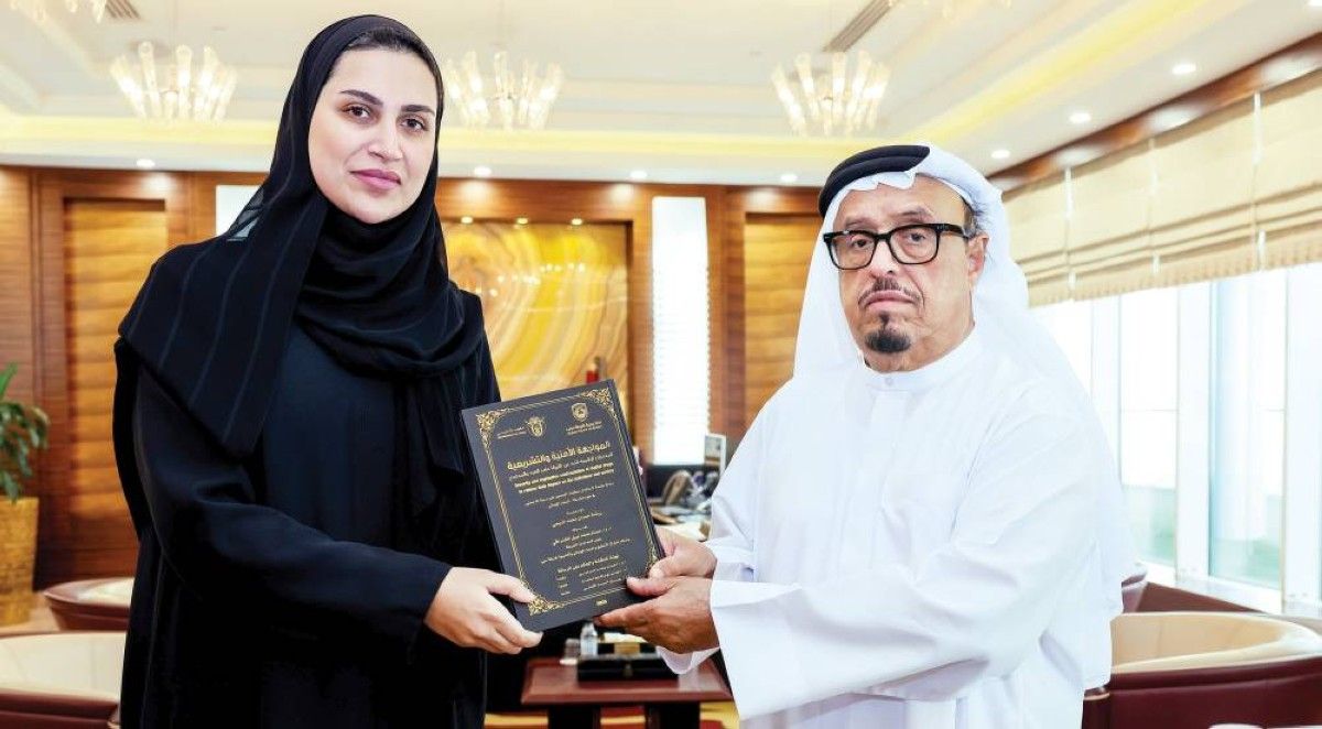 ضاحي خلفان يتسلم رسالة ماجستير حول مواجهة المخدرات الرقمية