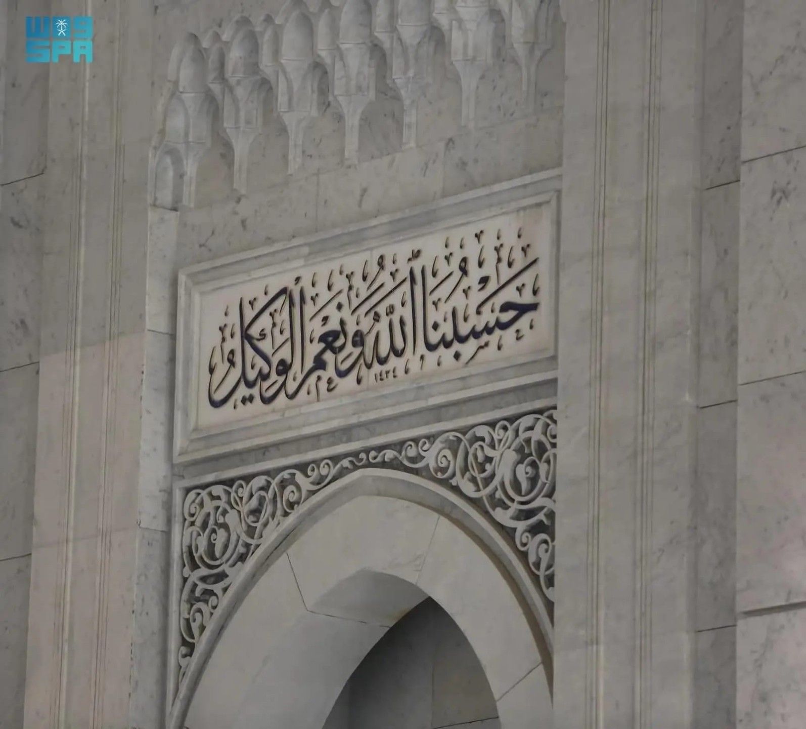 شاهد بالصور.. الخط العربي في المسجد الحرام لوحة إيمانية تزاوج بين قدسية المكان وجمال البيان