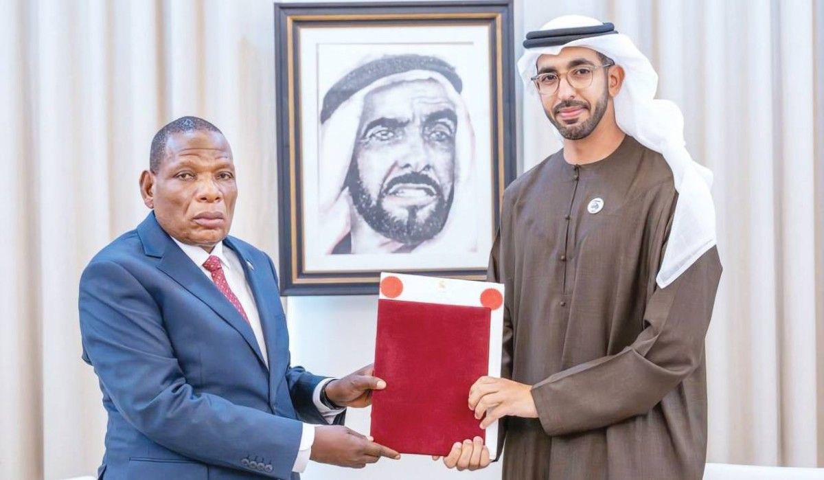 رسالة لرئيس الدولة من رئيس ملاوي تسلّمها شخبوط بن نهيان