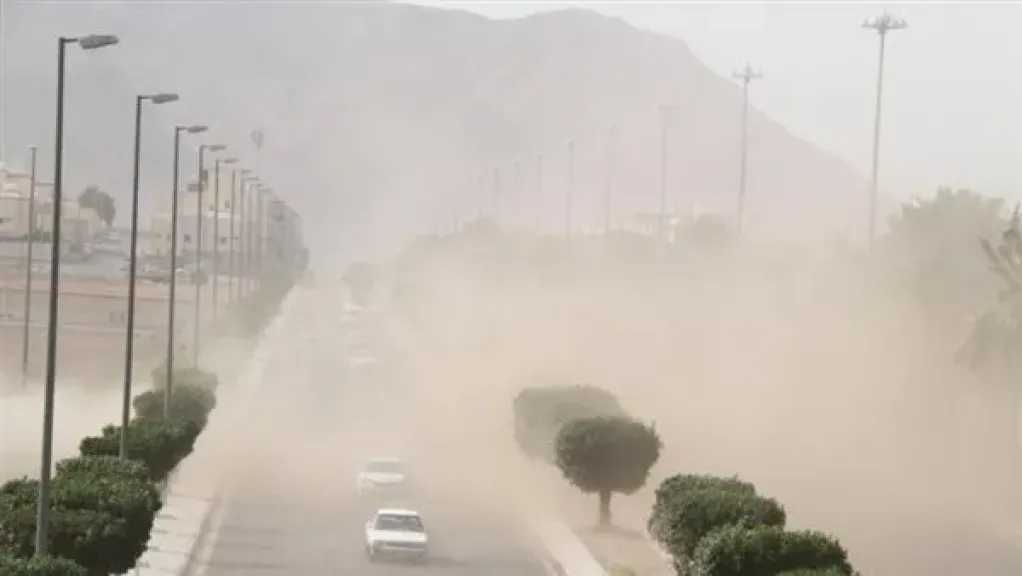 رياح وغبار وضباب في المشهد السعودي… كيف يبدو طقس الغد مع تحذيرات الأرصاد؟