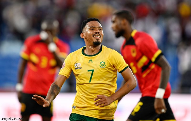 جنوب إفريقيا تنهي غياب 21 عاما بمساعدة ثنائي الاتفاق والحزم