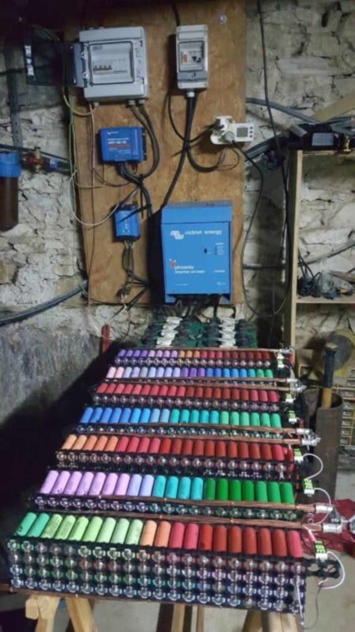 بدون فواتير كهرباء.. منزل يعمل بالكامل بـ650 بطارية لابتوب مستعملة