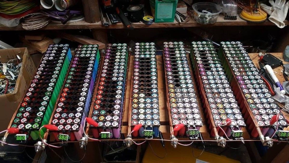 بدون فواتير كهرباء.. منزل يعمل بالكامل بـ650 بطارية لابتوب مستعملة