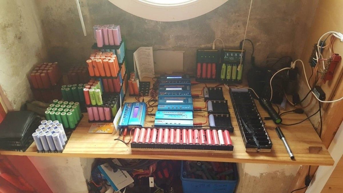 بدون فواتير كهرباء.. منزل يعمل بالكامل بـ650 بطارية لابتوب مستعملة