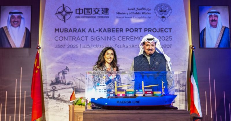 رئيس الوزراء ووزيرة الأشغال خلال حفل توقيع العقد