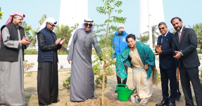 السفيرة الهندية تغرس شتلة نيم في ساحة أبراج الكويت