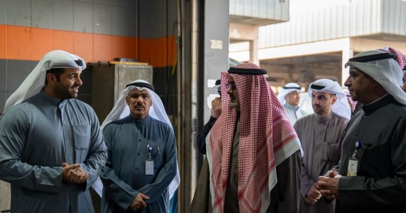 محافظ العاصمة يستمع إلى شرح أحد الطلبة المبادرين