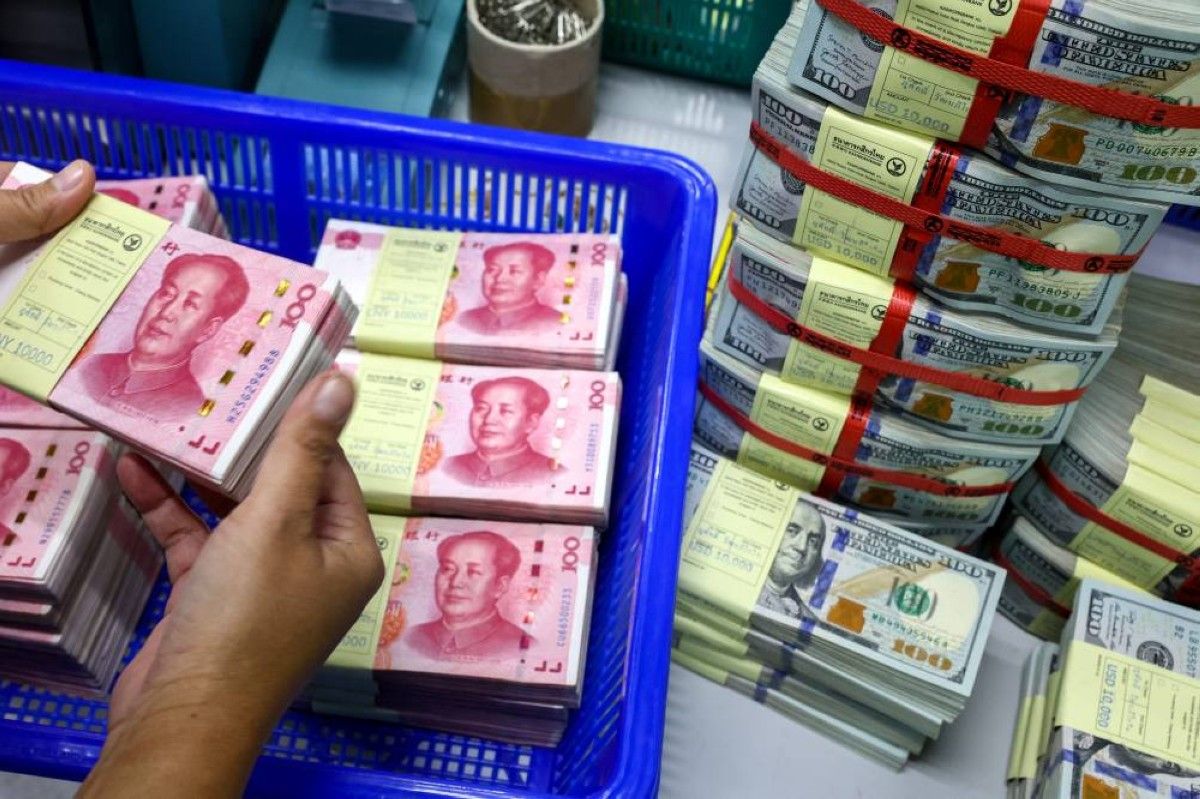 تراجع كبير للدولار أمام اليوان الصيني في تعاملات اليوم