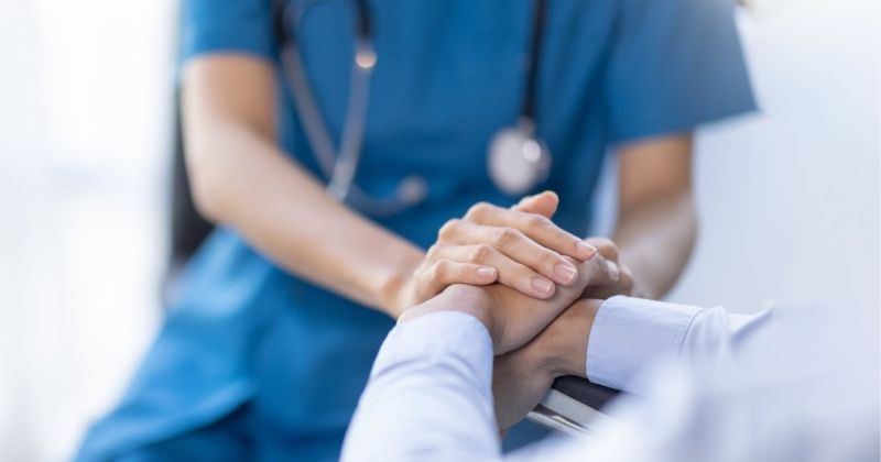 إضافة «مساعد صحي منزلي» إلى المهن الطبية المساعدة