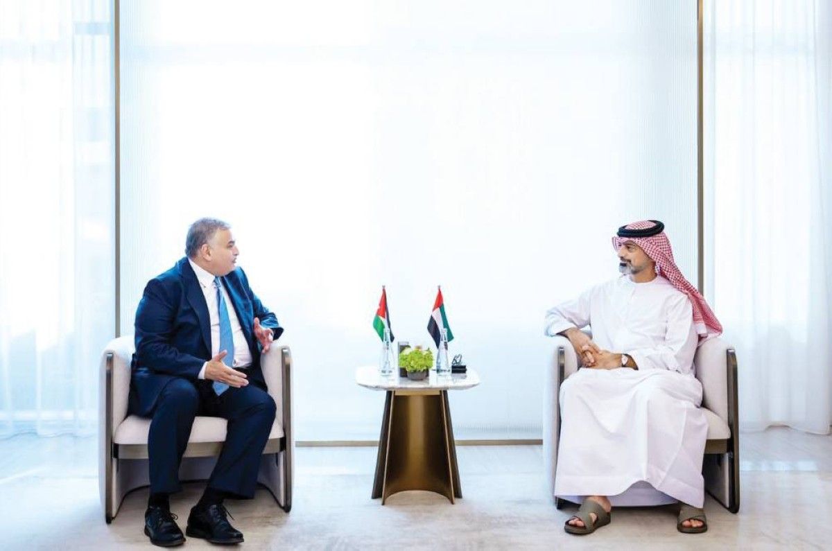 عمار النعيمي يستعرض والسفير الأردني علاقات التعاون