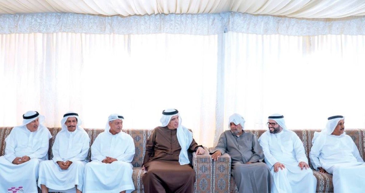 سعود بن صقر يقدم واجب العزاء في وفاة عبيد النعيمي