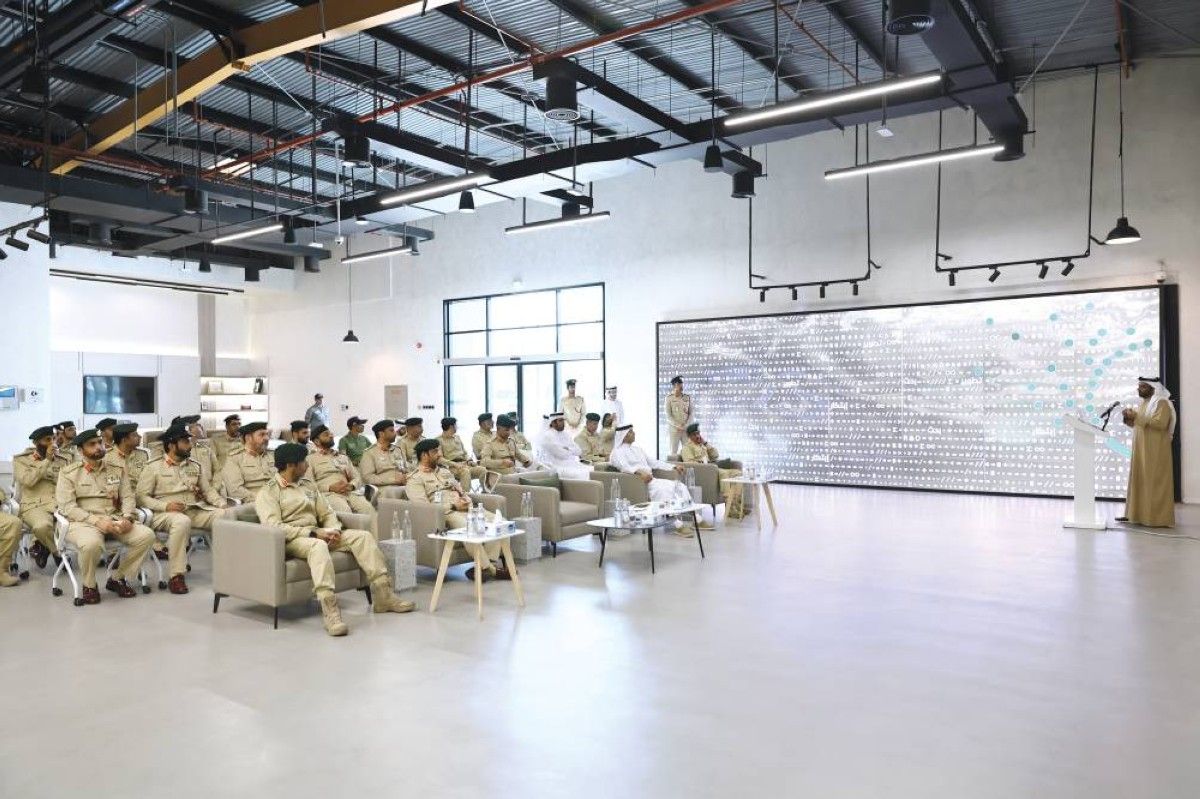 شرطة دبي تبحث سبل الارتقاء بخدمات المتعاملين