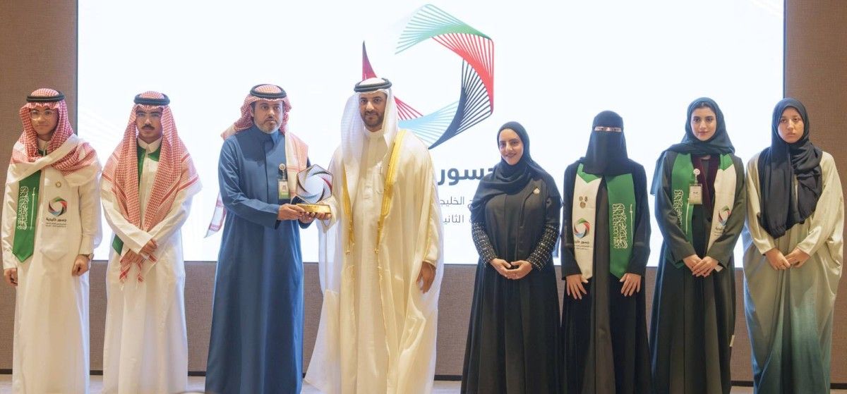 سلطان بن أحمد يشهد ختام الدورة الثانية من برنامج جسور خليجية