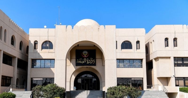 وزير الصحة يغلق ويلغي تراخيص 15 صيدلية أهلية