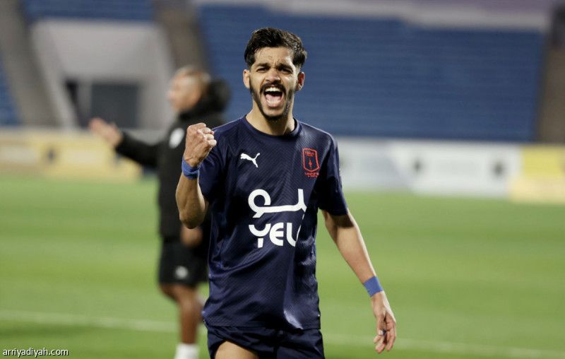 أبها يعزز الصدارة بثلاثية الطائي