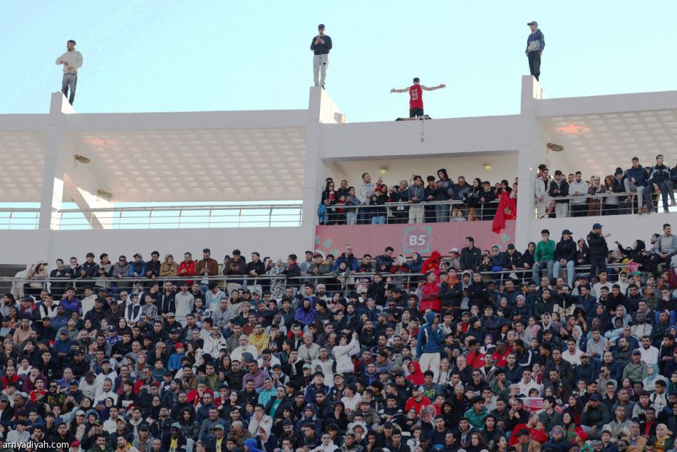 فوق الأسطح وفي الطرقات.. ثاني أكبر حضور يغلق ملعب أغادير