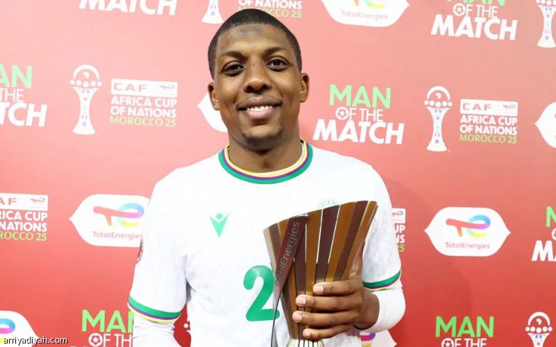 زايدو.. ثاني محترف في «روشن» يتسلم جائزة «رجل المباراة»