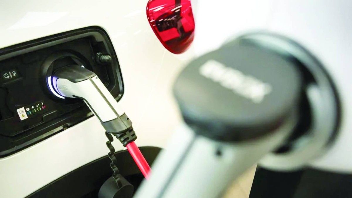 هل تغطي السيارات الهجينة بطء نمو مبيعات المركبات الكهربائية؟