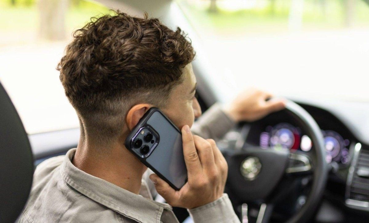 حتى المكالمات بلا يدين لا تحميك.. الحديث أثناء القيادة فخ قاتل