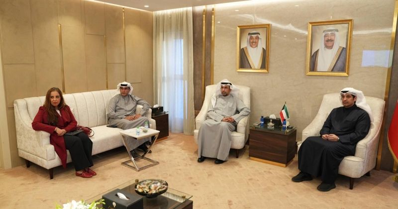 وزير الإعلام خلال الاجتماع بمسؤولي منصة 51