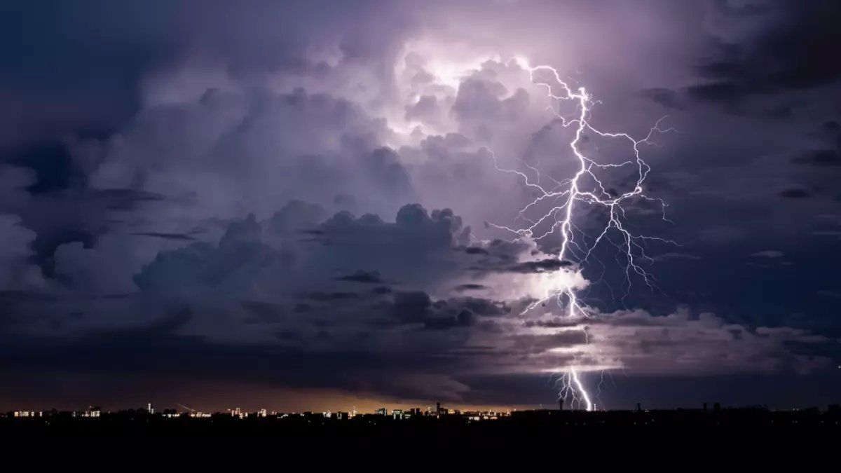 رسمياً: عاصفة جوية شاملة تضرب 8 مناطق بالمملكة... أمطار رعدية وبرد وضباب كثيف يشل الحركة!