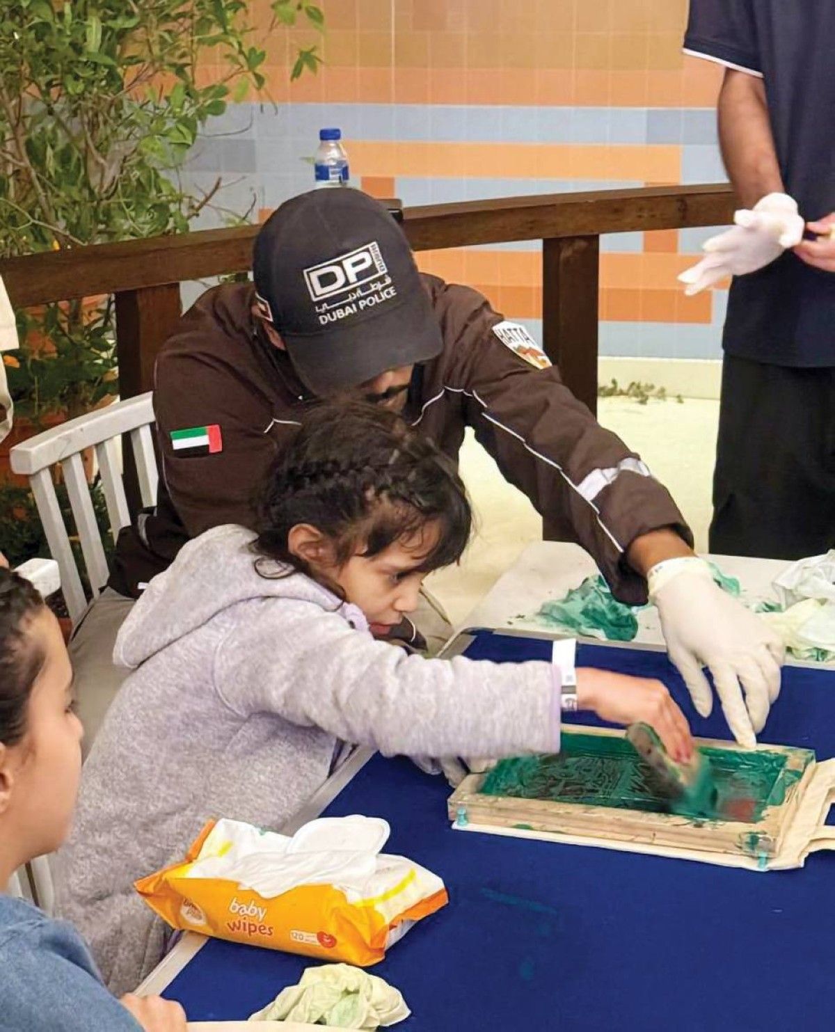 شرطة دبي تنظم ورشاً فنية في مهرجان «شتانا في حتا»