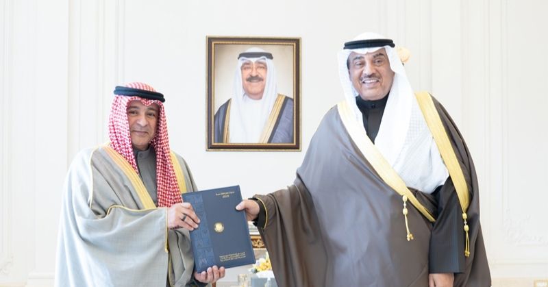 سمو ولي العهد يتسلم من أمين عام «التعاون» تقريرا حول رئاسة الكويت للدورة الـ45 للمجلس