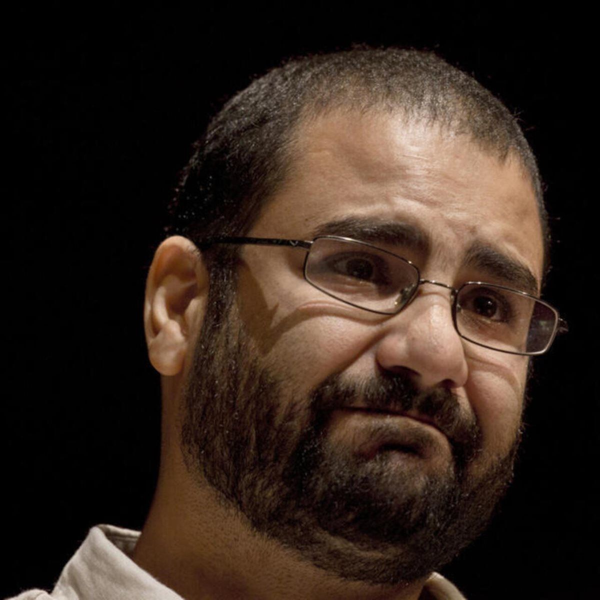 علاء عبد الفتاح يعتذر بعدما أثار الجدل والانتقادات في بريطانيا بسبب تغريدات قديمة