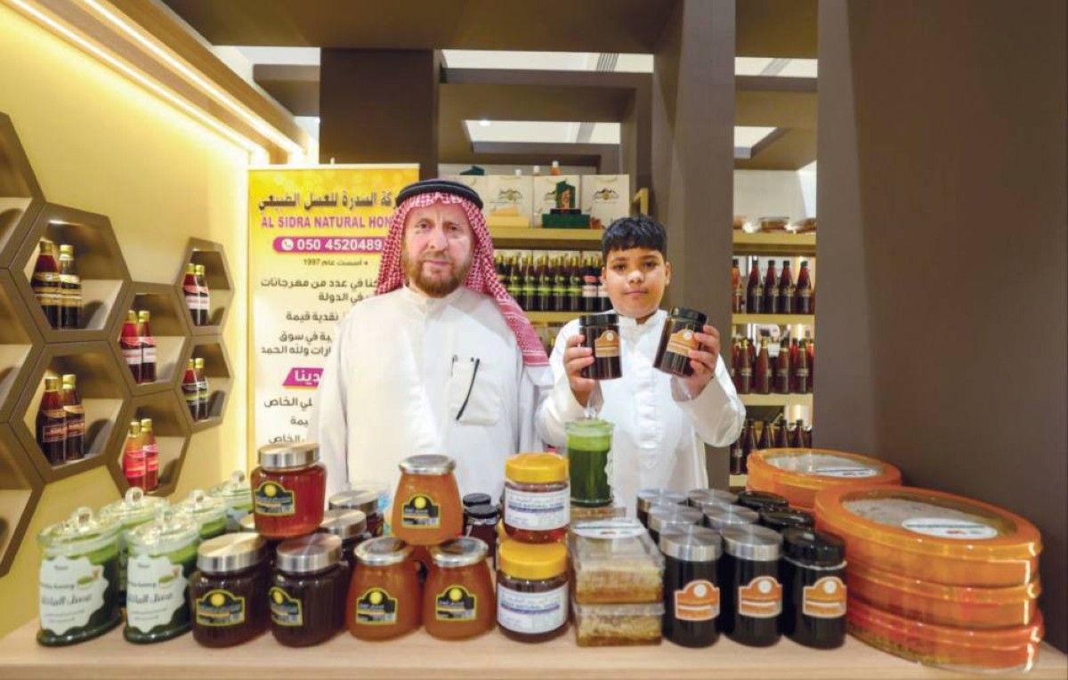 علي حميد.. مربي نحل وجد شفاءه في رحيق ألف خلية