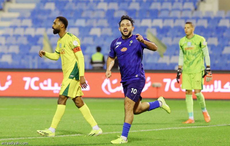 الفتح يتخطى الخليج ويحقق أول فوزين متتاليين